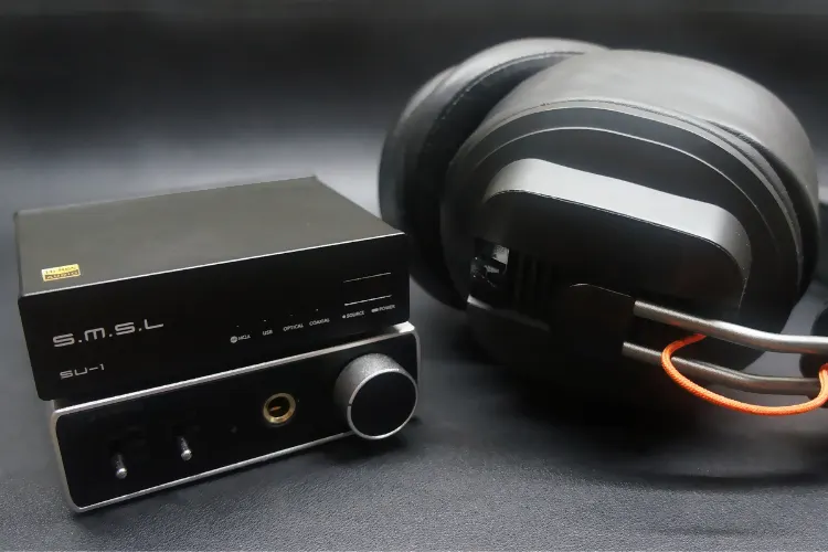 SMSL SU-1 paired with amplifier and headphones