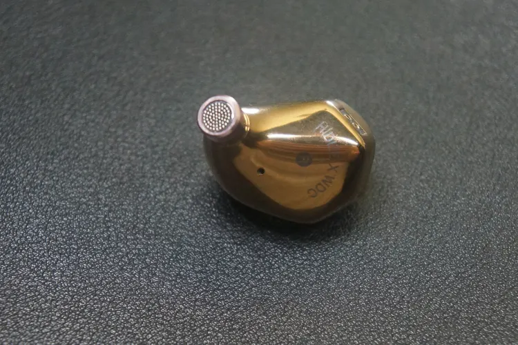 Hidizs MP145 Golden Titanium Edition nozzle
