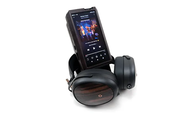 Meze Audio Liric II with the FiiO M17 in the middle