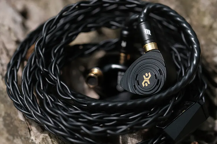 Effect Audio PILGRIM NOIR wrapped in cable