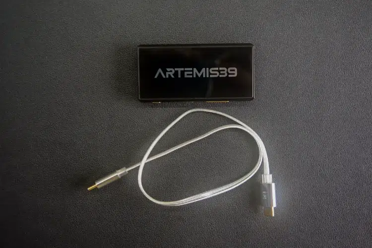 Artemis39 7 Hz together with the original USB cable