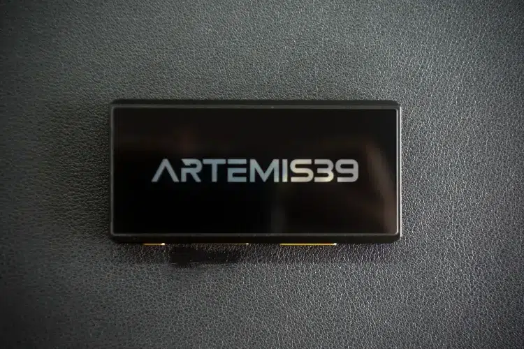 Artemis39 7Hz logo on top panel