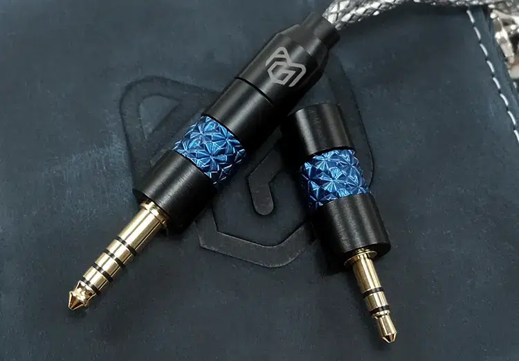 PMG Audio Apx SE stock cable jack on blue leather