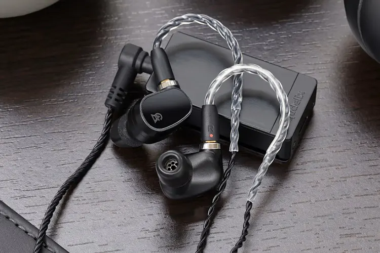 DROP Campfire Audio Dark Star paired with Qudelix 5k