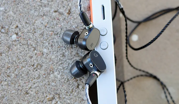 DROP Campfire Audio Dark Star shells on top of HiBy R4