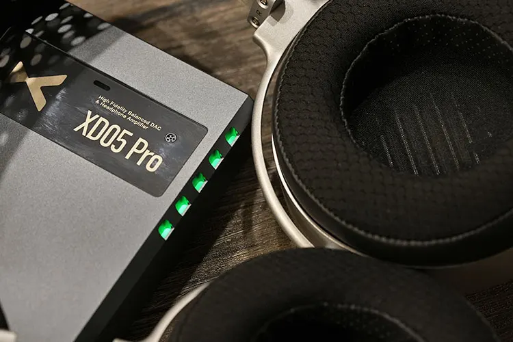 HIFIMAN ISVARNA beside xDuoo XD05 Pro