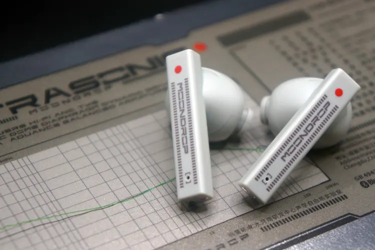 MOONDROP Ultrasonic earbuds on box