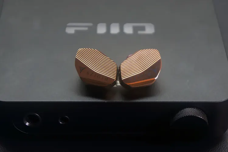 Hidizs MP143 Salt Golden Titanium on top of FiiO K11