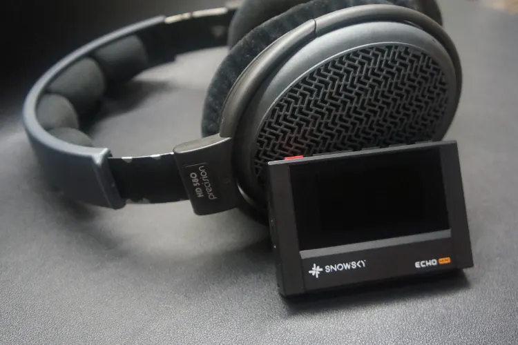 FiiO SNOWSKY ECHO MINI beside Sennheiser HD 580