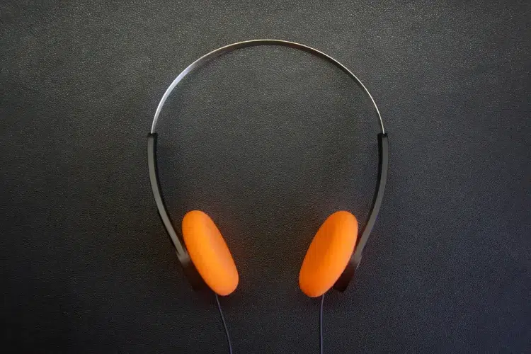 FiiO SNOWSKY Wind on black leather table