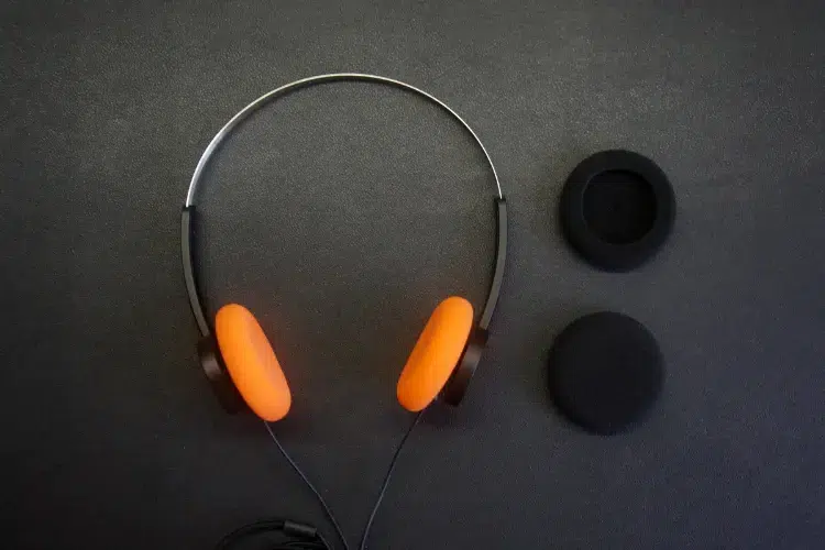 FiiO SNOWSKY Wind with 2 extra black earpads.