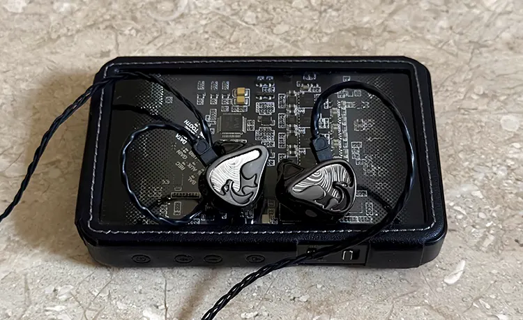 LETSHUOER Mystic 8 on top of Questyle CM18P
