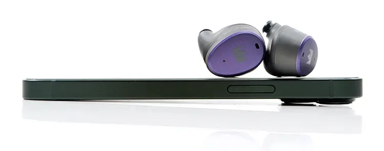Noble FoKus H-ANC on an iPhone 13 Mini