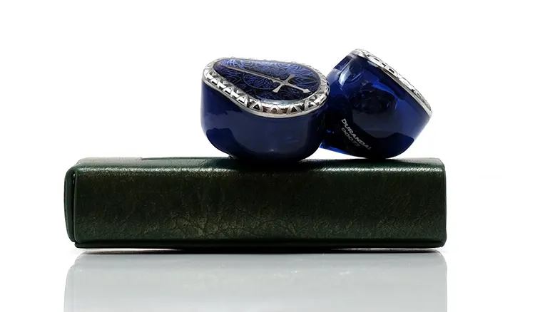 Nostalgia Audio Durandal on top of Cayin RU7