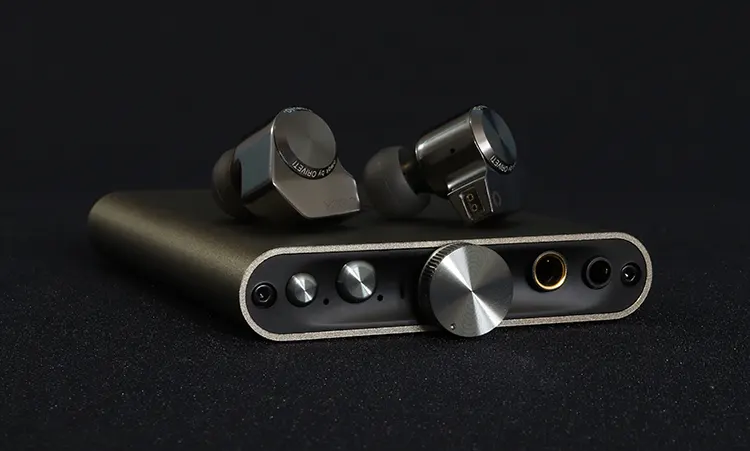 ORIVETI bleqk Dynabird on to of iFi audio hip-dac 3