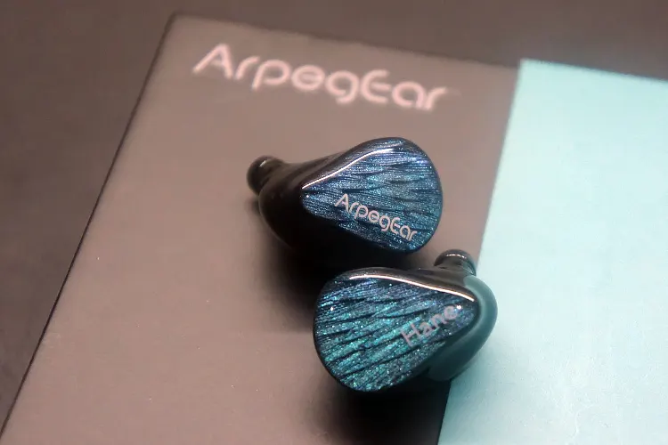 Topping Arpegear Hane on top of its blue and black box