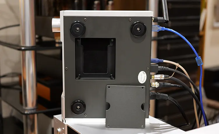 Cayin iDAP-8 underside HDD and SDD drive bay