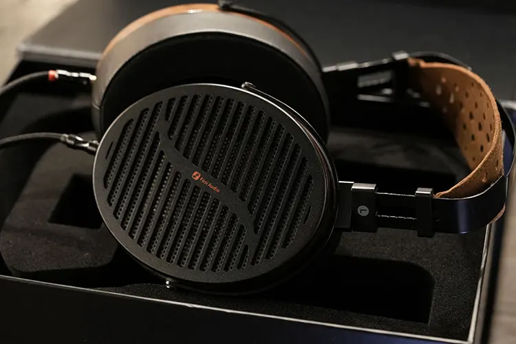 Fosi Audio i5 on top of box