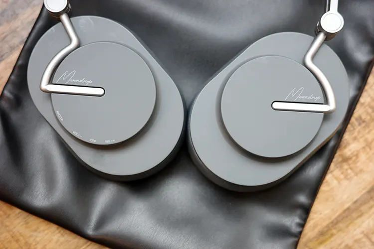 MOONDROP Edge cups on a leather bag