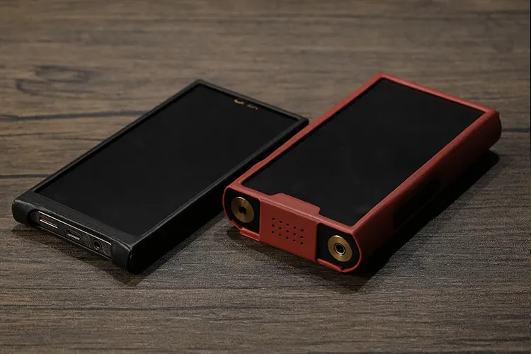 ONIX Waltz XM10 Ltd beside Shanling M8T