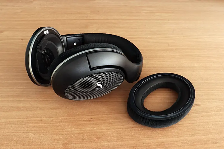 Sennheiser HD 550 with spare earpad beside it