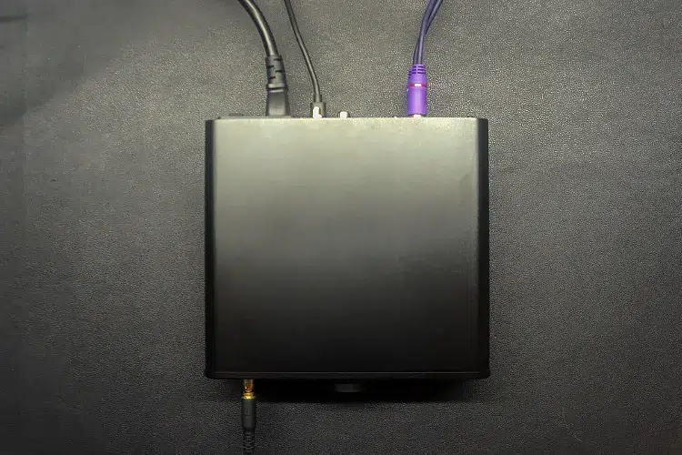 TempoTec March V-M5 cables connected top down view