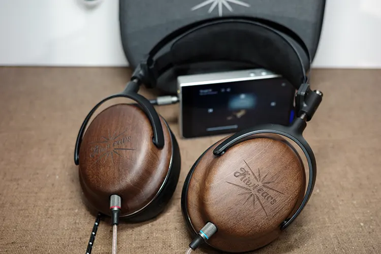 Kiwi Ears Atheia headphones with HiBy R4