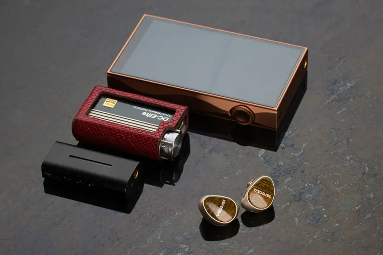 SIVGA Que UTG beside dap and dongles