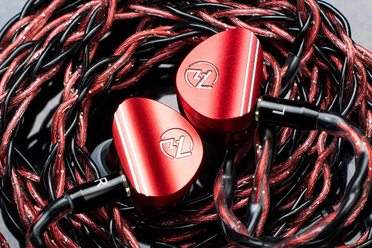 7Hz Sonus IEM with red stock cable