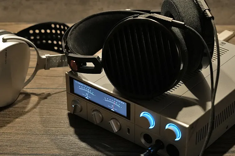 FiiO K15 with FT7 headphones