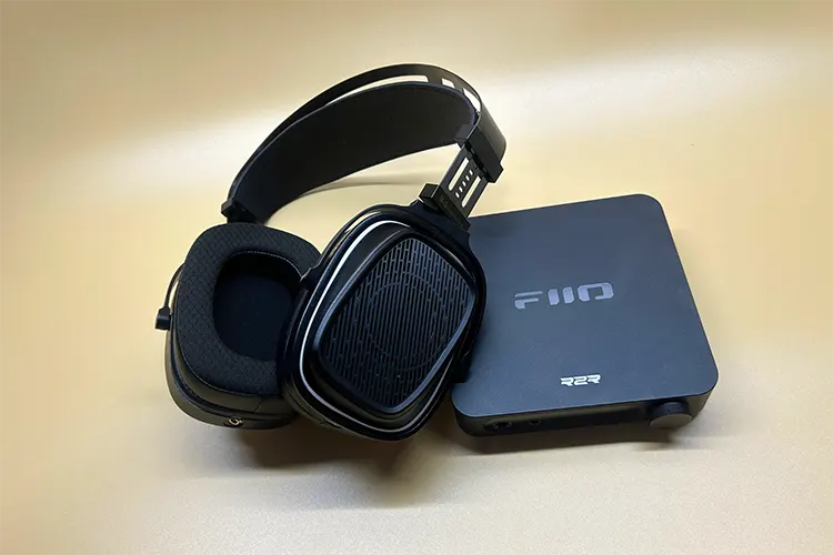 HarmonicDyne BAROQUE on top of FiiO K11 R2R