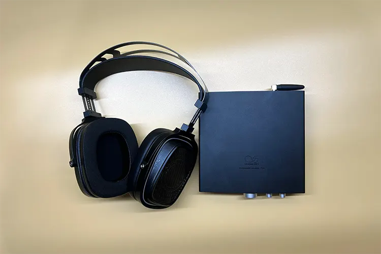 HarmonicDyne BAROQUE on top of Shanling EH2