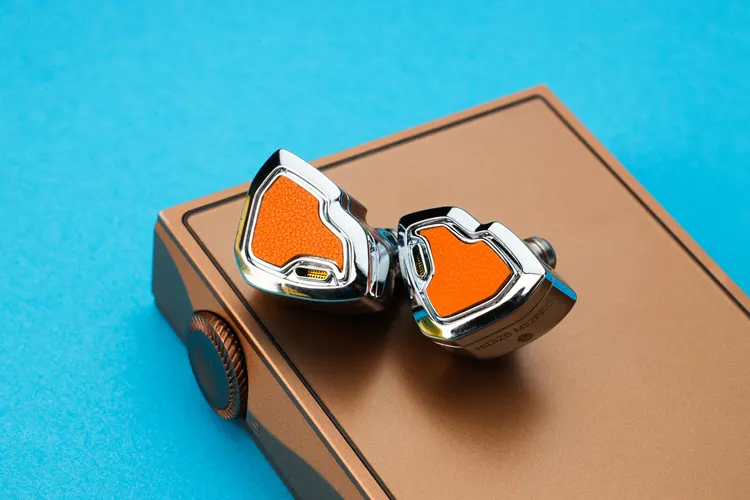 Hidizs MS2 PRO on top of the back of the Shanling M3 Plus