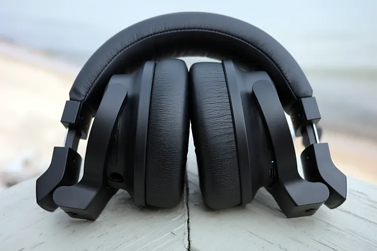 Kiwi Ears Aventus headphones folded
