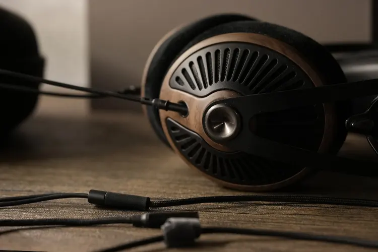 Meze Audio 105 SILVA cable attached to cup