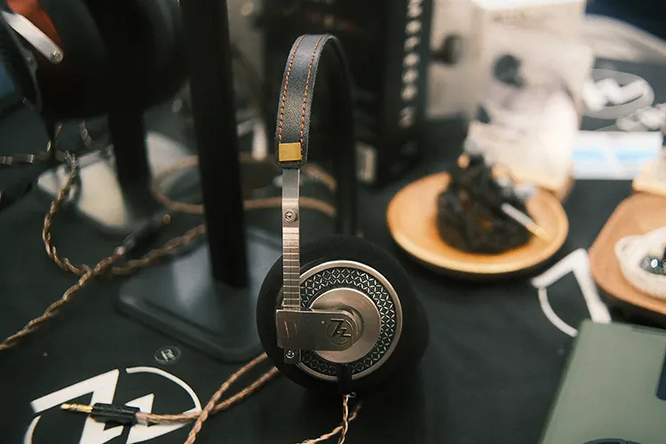 SIAS 2025 - 7Hz on ear headphones