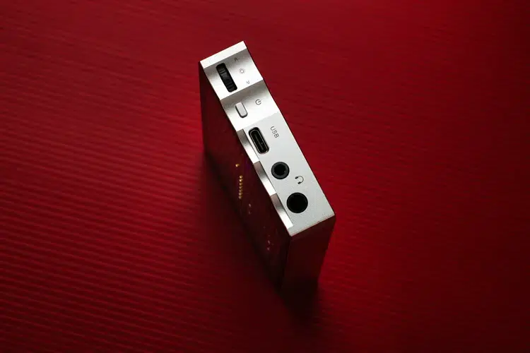 SMSL DS20 base panel standing upright