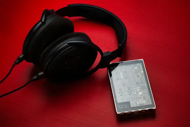 SMSL DS20 beside Sennheiser HD 6XX