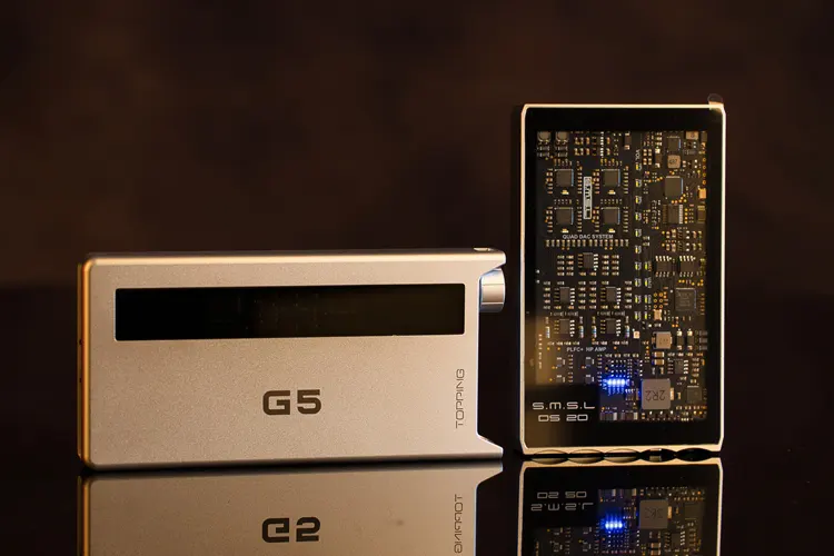 SMSL DS20 beside Topping G5