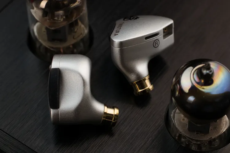 Twistura Woodnote shell nozzles between two tubes