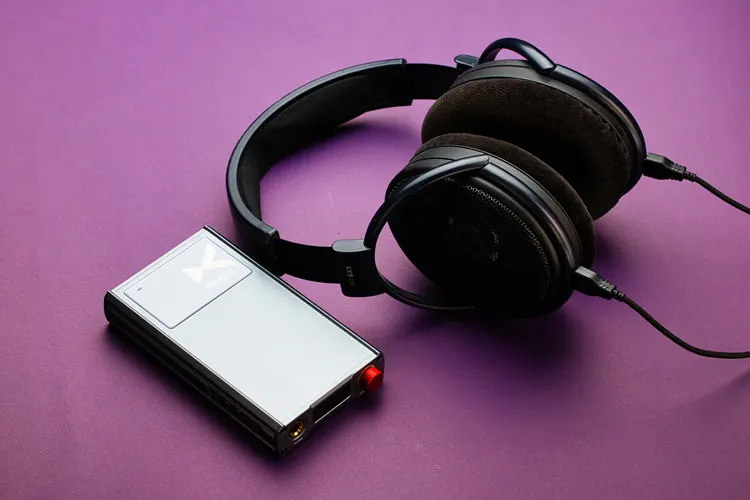 xDuoo XD05 Basic2 beside Sennheiser HD 6XX