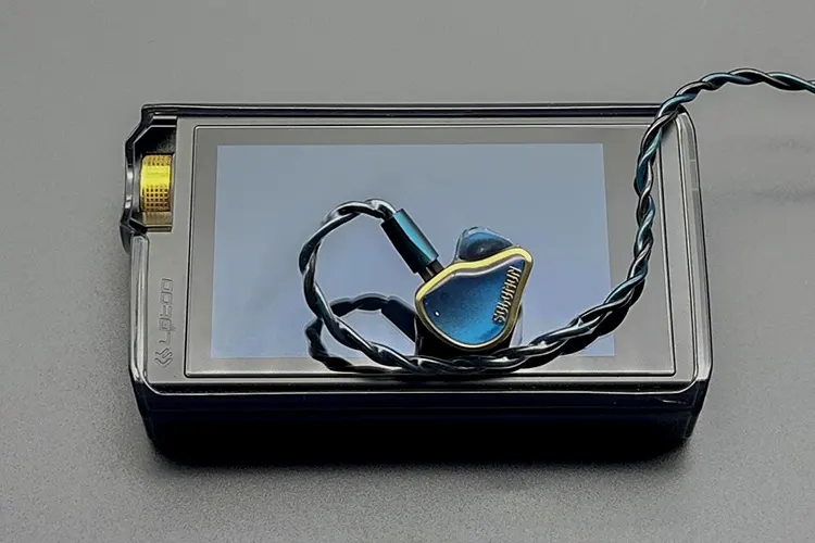 BGVP Solomon on top of Lotoo PAW Gold Touch