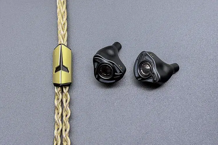 Effect Audio CENTURION II beside Softears Enigma