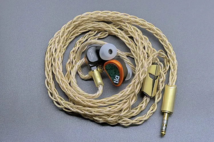 Effect Audio CENTURION II rolled up beside 64 Audio Fourte