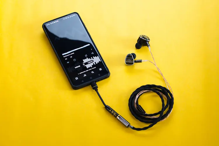 FiiO JIEZI connected to smartphone and Kiwi Ears Etude