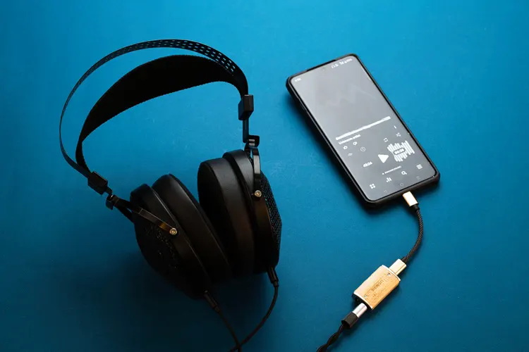 FiiO SNOWSKY Melody connected to a smartphone and MOONDROP Horizon