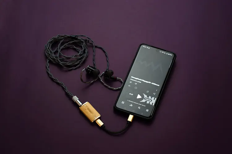 FiiO SNOWSKY Melody connected to a smartphone and earphones