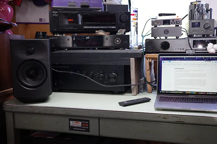 FiiO SP5 single speaker beside an amplifier