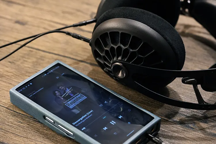 HiBy R6Pro II 2025 connected to Meze Audio 105 AER headphones