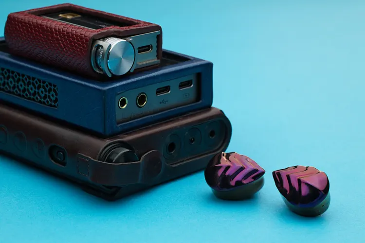 Hidizs MK12 Turris Titanium Edition IEM beside 3 amps and DAPs